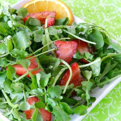 légumes et fraises d'été avec vinaigrette aux graines de pavot