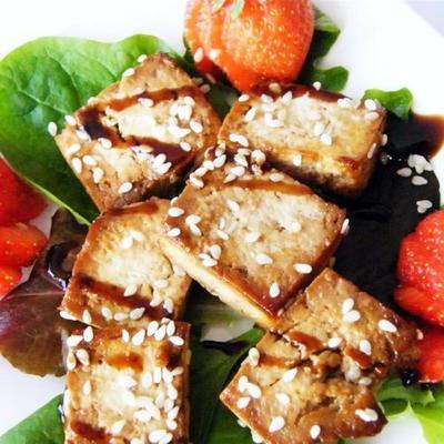 tofu cuit au four sur un lit de romaine feuillue