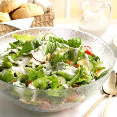 salade verte avec vinaigrette à l'aneth