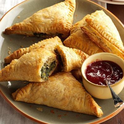 chaussons crémeux aux épinards et à la dinde avec sauce à la canneberge et à l'orange