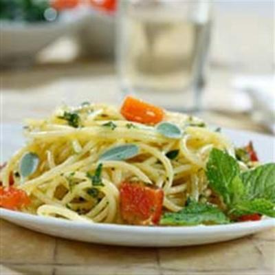 spaghetti sans gluten avec pommes de terre en dés, poivrons grillés et pesto aux herbes aromatiques