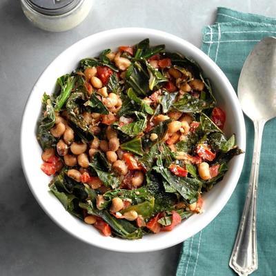 salade de collard et de pois noir