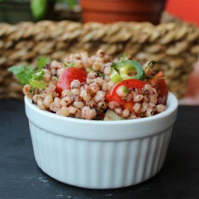 salade de grains entiers et de légumes