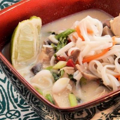 soupe thaï au poulet et à la noix de coco (bol à nouilles)