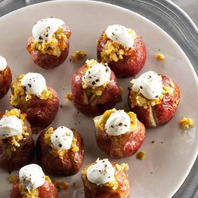 pomme de terre au four avec crème sure et pesto aux olives