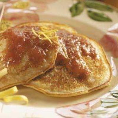 crêpes ricotta au citron avec sauce à la rhubarbe