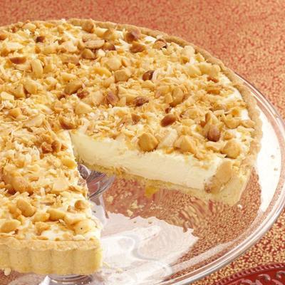 tarte à la crème de noix de coco avec une croûte de noix de macadamia