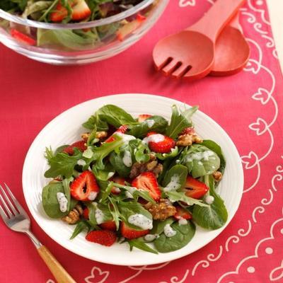 salade de fraises et de noix glacées