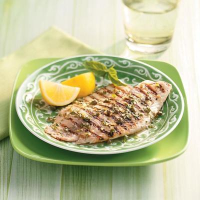 tilapia grillé avec vinaigrette citron-basilic