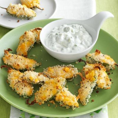 fromage jalapeno poppers avec une trempette au citron vert et à la coriandre