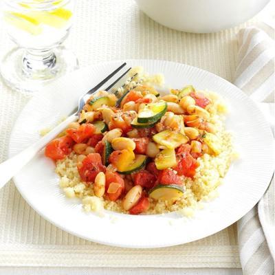 couscous garni de haricots blancs, de tomates et de courgettes couscous garni de haricots blancs, de tomates et de courgettes