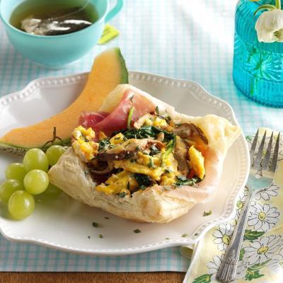 œufs de prosciutto et de pâte feuilletée avec épinards et shiitakes