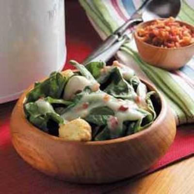 vinaigrette au bacon chaud avec de la laitue