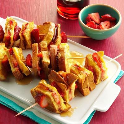 beurre d'amande farci et confiture de fraises, pain doré, brochettes