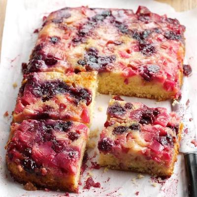 gâteau au café aux baies à la rhubarbe