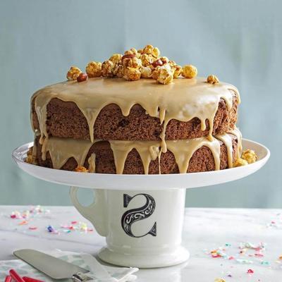 gâteau d'épices au chocolat avec glaçage au caramel