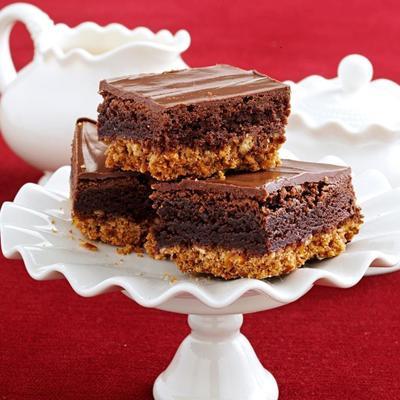 brownies au chocolat et au beurre d'arachide à trois couches avec croûte de bretzel