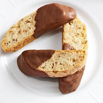 biscotti à l'anis trempé dans du chocolat