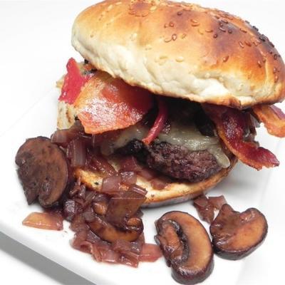 hamburgers gastronomiques au bacon, aux oignons et aux champignons
