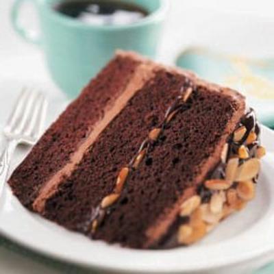 gâteau au chocolat décadent fourré à la ganache au chocolat et glaçage au beurre et à la crème au beurre