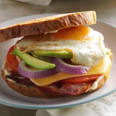 sandwich avocat et oeuf au levain