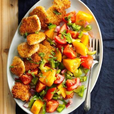 médaillons de dinde croustillants avec salade de tomates fraîches