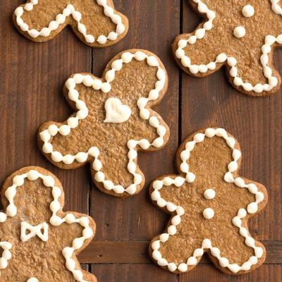 biscuits de pain d'épice moelleux avec glaçage au fromage à la crème