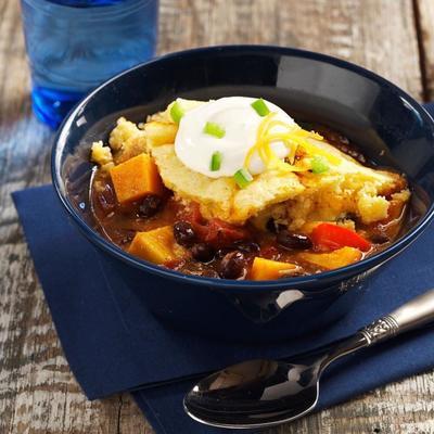 chili à la patate douce et aux haricots noirs avec garniture de pain de maïs