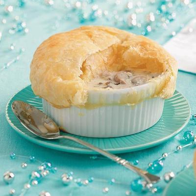 Velouté de champignons à l'ail avec des bouchons de pâtisserie