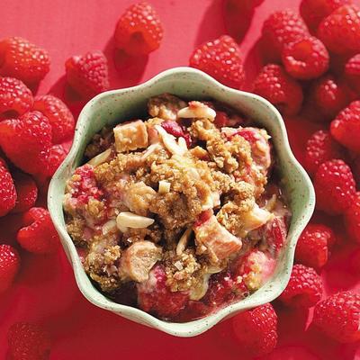 crumble framboise à la rhubarbe et à la crème sure