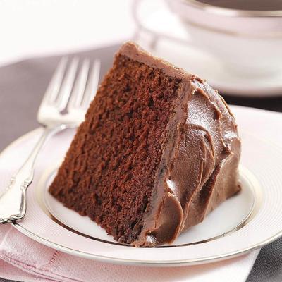 gâteau au fudge au cacao à l'ancienne avec glaçage au fudge sans faute