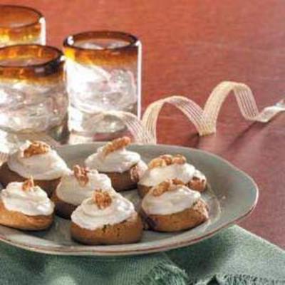 biscuit noix de pain d'épice avec glaçage à la crème au beurre