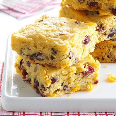 casserole de pain de maïs aux canneberges