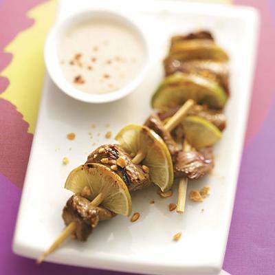 brochettes de steak mariné asiatique avec du beurre de cacahuète