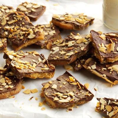trèfles caramel au beurre et écorce de chocolat avec amandes grillées