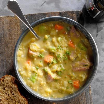 Soupe aux pois cassés anglaise traditionnelle