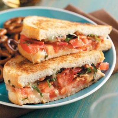 petit sandwich (bacon, fromage, sandwich à la tomate)