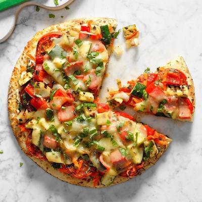 pizza végétarienne grillée dans le jardin