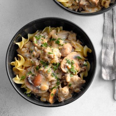 saucisse de nuit de l'école stroganoff