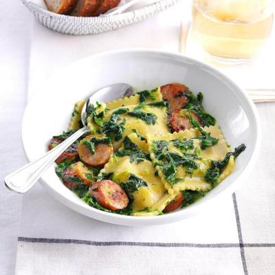 raviolis à la courge musquée avec saucisse de poulet aux pommes et épinards à la crème