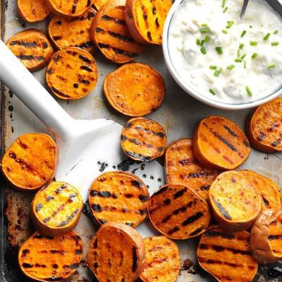 chips de barbecue de patates douces avec trempette au gorgonzola