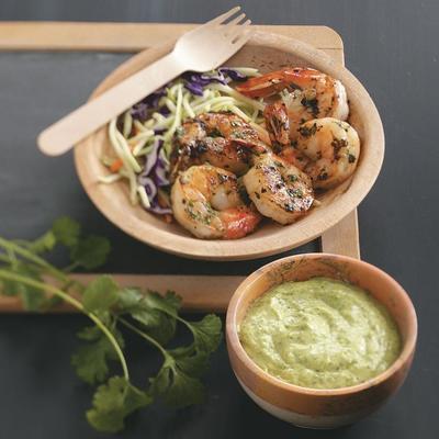 crevettes grillées avec une trempette épicée à la coriandre