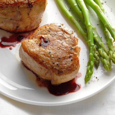 Filets de filet de porc au vin