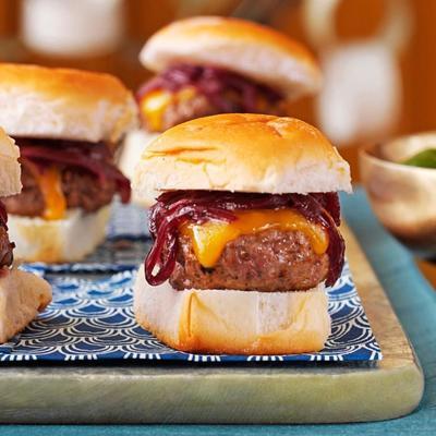 curseurs de burger frais avec oignons au vin rouge