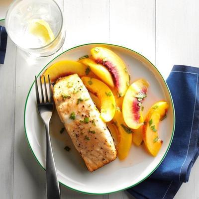 saumon grillé avec salsa à la nectarine