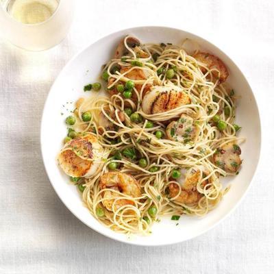 pétoncles sautés et apaisant sur pâtes de cheveux