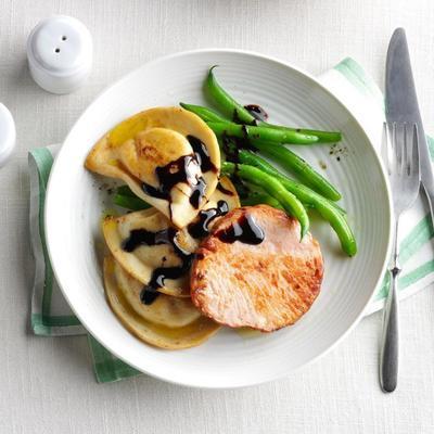 côtelettes de porc fumées avec pierogies et haricots verts