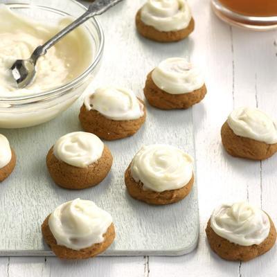 biscuit de pain d'épice de chai avec glaçage à la crème de citron