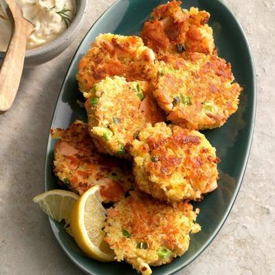 galettes de saumon avec sauce au citron et à l'aneth