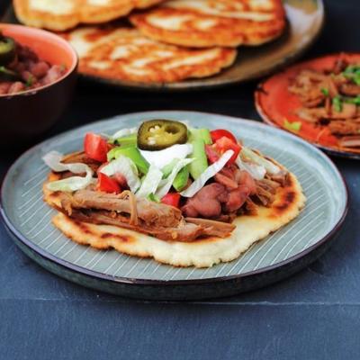 faire frire des tacos au pain avec du bœuf déchiqueté épicé